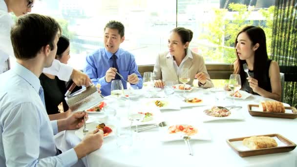Financiële investeerders in restaurant - Video
