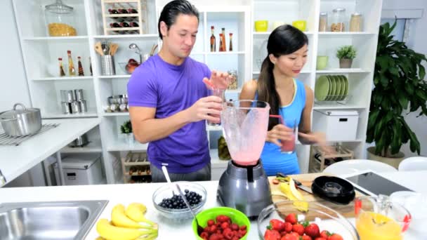 Ζευγάρι πόσιμο οργανικές Smoothie φρούτων - Πλάνα, βίντεο