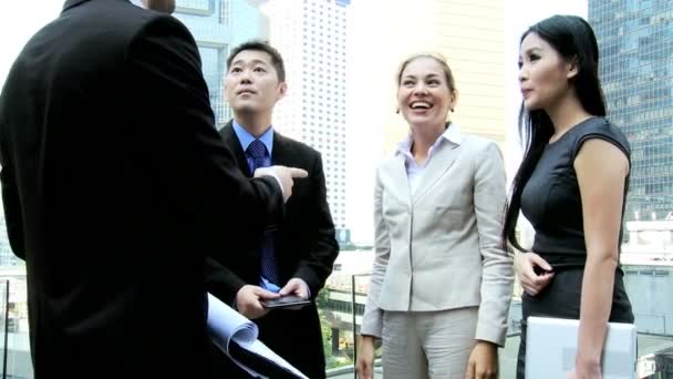 Executivos financeiros falando fora do escritório
 - Filmagem, Vídeo