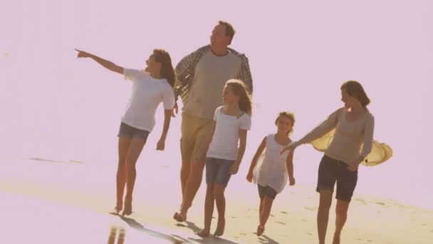 Rodzina chodzenie boso po plaży - Materiał filmowy, wideo