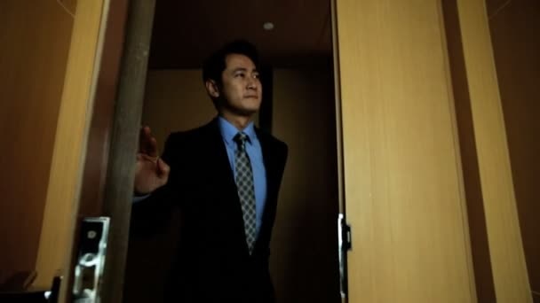 Homme d'affaires entre dans le penthouse de luxe
 - Séquence, vidéo