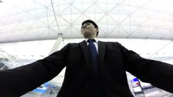 Geschäftsmann im internationalen Flughafen-Terminal - Filmmaterial, Video