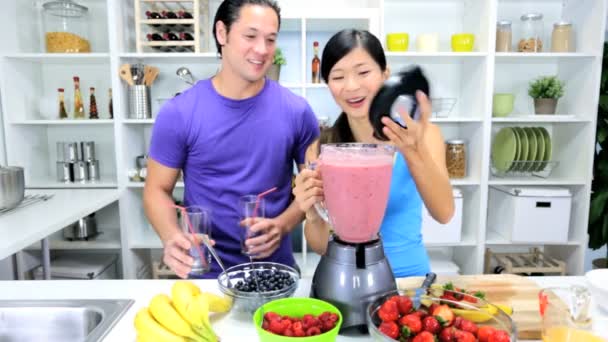 Paar stellt frischen Fruchtsaft her - Filmmaterial, Video