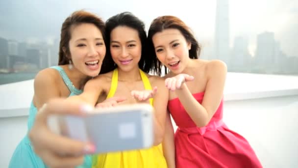 Les filles prennent selfie sur le yacht
 - Séquence, vidéo