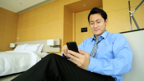 Homme d'affaires à l'hôtel en utilisant un smartphone
 - Séquence, vidéo