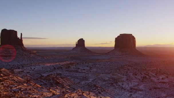 Sunrise płukanie Monument Valley Navajo Tribal Park snow pustyni - Materiał filmowy, wideo