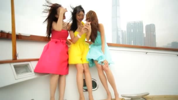 Chicas tomando selfie en yate
 - Metraje, vídeo