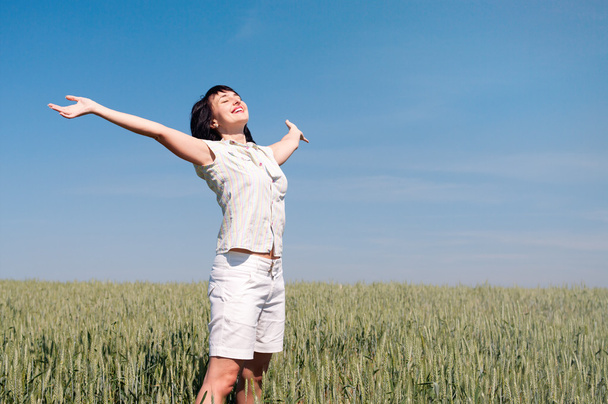 Счастливая женщина на пшеничном поле
 - Фото, изображение