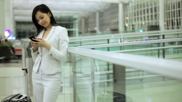 Asijské podnikatelka v letištní terminál - Záběry, video