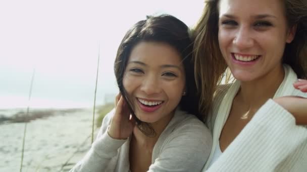 Gülümseyen kadın Beach tatil keyfi - Video, Çekim