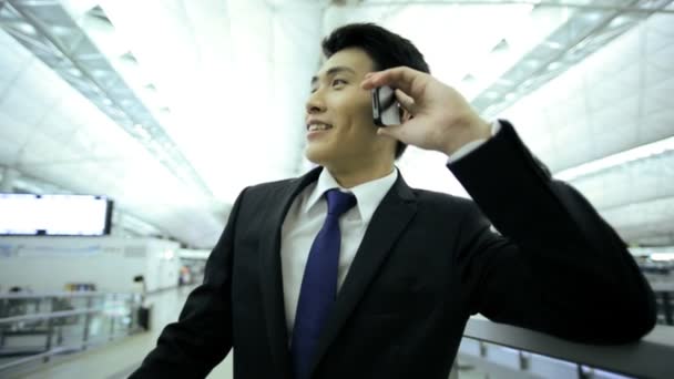 Бізнесмен в аеропорту розмовляє на смартфоні
 - Кадри, відео