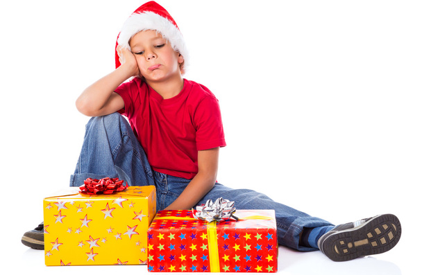 Niño triste con caja de regalo en sombrero de Navidad
 - Foto, imagen