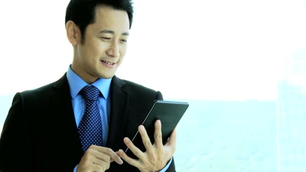 Ázsiai üzletember vezeték nélküli tábla használatával - Felvétel, videó