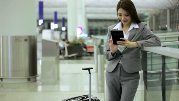Femme d'affaires asiatique dans le terminal de l'aéroport
 - Séquence, vidéo