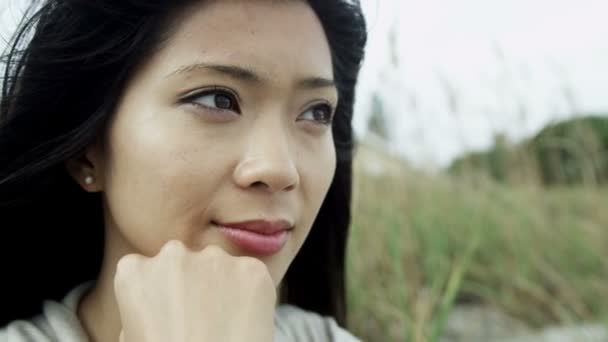 Aziatische meisje buiten op zoek ongelukkig - Video