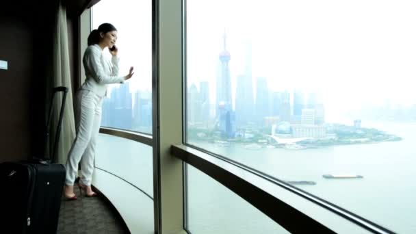 Mujer de negocios en el hotel viendo paisaje urbano
 - Metraje, vídeo