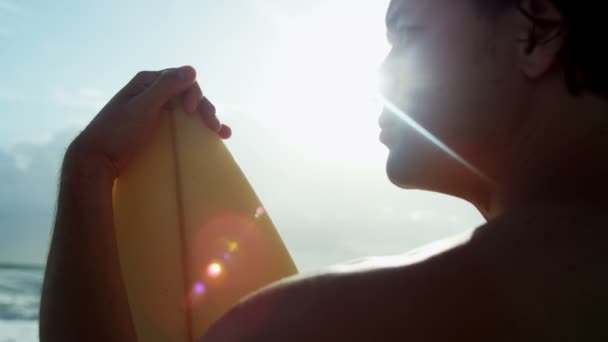deska surfingowa gospodarstwa mężczyzna na plaży - Materiał filmowy, wideo