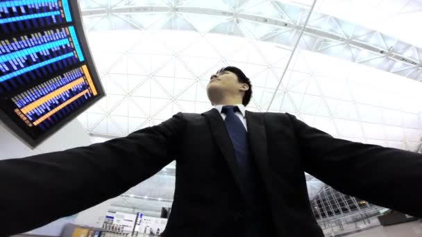 Biznesmen w nowoczesny port lotniczy - Materiał filmowy, wideo