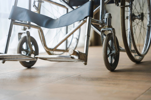Закрыть вид на пустую инвалидную коляску, ожидающую пациентов, с винтажным фильтром. - Фото, изображение