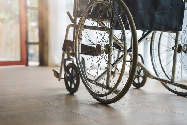 Zblízka pohled na prázdné invalidní vozík čeká na služby pacienta s vintage filtrovaných. - Fotografie, Obrázek