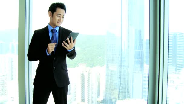 Aasialainen liikemies langattomalla tabletilla
 - Materiaali, video