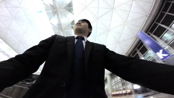 Empresário no aeroporto moderno internacional
 - Filmagem, Vídeo