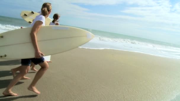 Familia corriendo con bodyboards en la playa
 - Metraje, vídeo