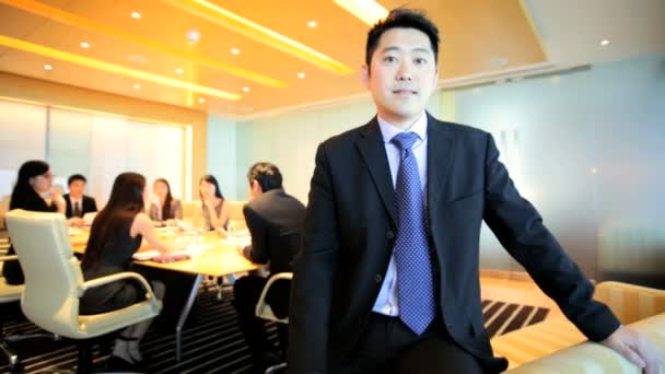 asiático hombre de negocios en financiera reunión
 - Metraje, vídeo