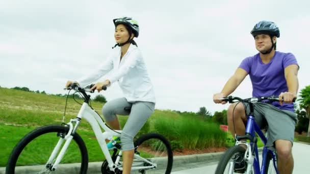 Para się razem na rowerze na świeżym powietrzu - Materiał filmowy, wideo