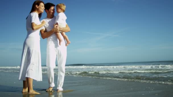 Rodzice z syna na wakacje na plaży - Materiał filmowy, wideo