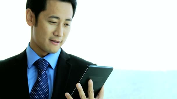 Empresário asiático usando tablet sem fio
 - Filmagem, Vídeo