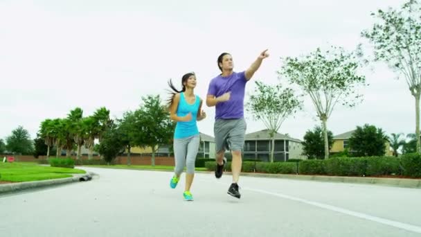Casal em sportswear correr para fora
 - Filmagem, Vídeo
