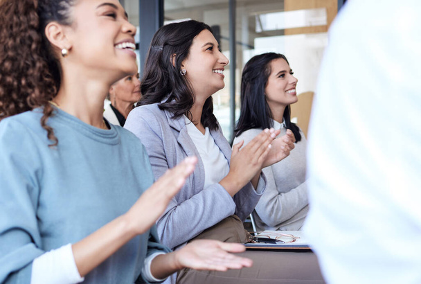 Foto recortada de um grupo de empresários aplaudindo durante um seminário na sala de conferências. - Foto, Imagem