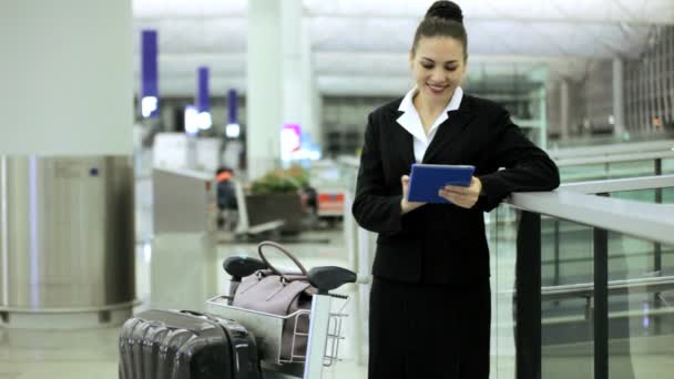 Mulher de negócios caucasiana no terminal do aeroporto
 - Filmagem, Vídeo