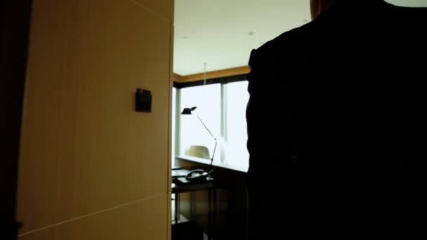 Üzletember belép a szállodai szoba - Felvétel, videó