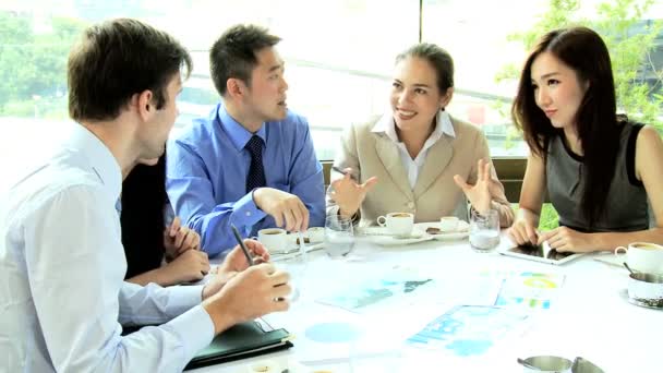 Gente de negocios discutiendo en restaurante
 - Metraje, vídeo