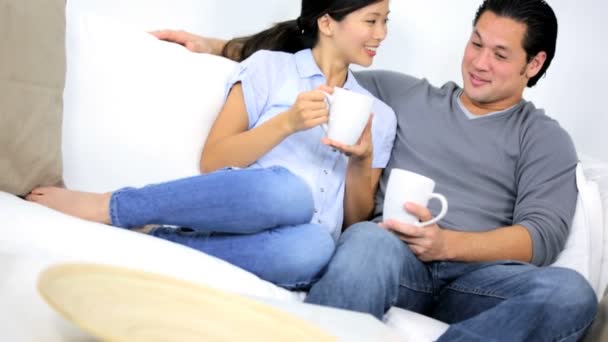 Paar sitzt und trinkt Kaffee - Filmmaterial, Video