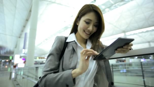 Бізнес-леді в аеропорту за допомогою планшета
 - Кадри, відео