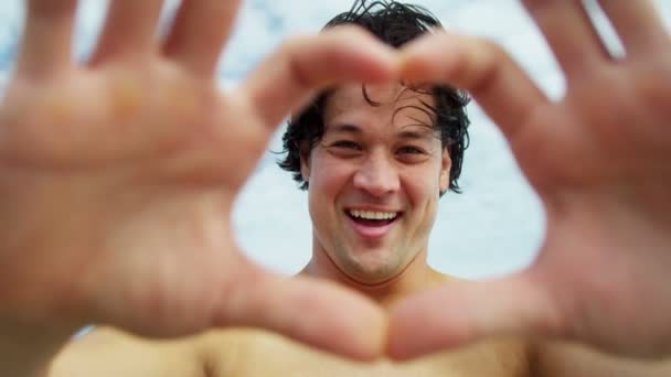 Άνθρωπος κάνοντας σύμβολο σχήμα καρδιάς - Πλάνα, βίντεο
