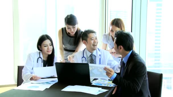 Azjatycki lekarzy za pomocą laptopa - Materiał filmowy, wideo