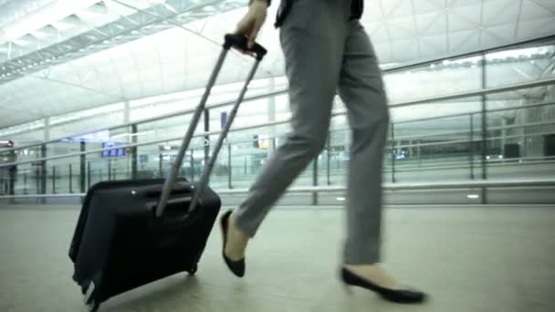 Azjatycki interesu w terminalu lotniska - Materiał filmowy, wideo