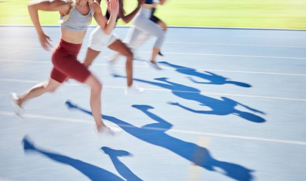 Schatten von Athleten, die gemeinsam auf einer Sportstrecke laufen und Rennen fahren. Nahaufnahme von aktiven und fitten Läufern, die auf einem Feld sprinten oder joggen. Menschen, die ihre Fitness und ihr Cardio-Niveau trainieren. - Foto, Bild