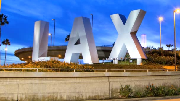 LAX segno traffico crepuscolo Aeroporto Internazionale Los Angeles Stati Uniti
 - Filmati, video