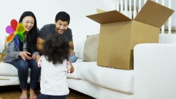 Casal brincando com a filha em casa
 - Filmagem, Vídeo