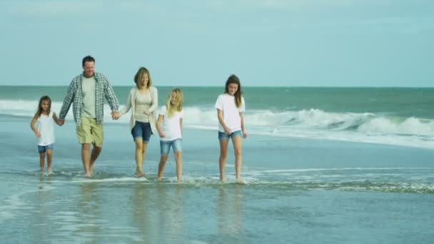 Parents avec filles marchant sur la plage
 - Séquence, vidéo