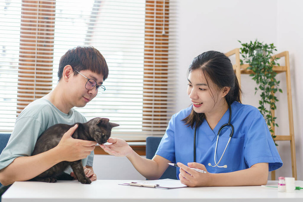 Állatorvosi fogalom, Női állatorvosi vizsgálat a macska és írás recept vágólapon. - Fotó, kép