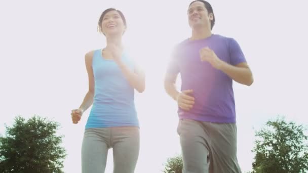 Para w sportowej biegania się - Materiał filmowy, wideo