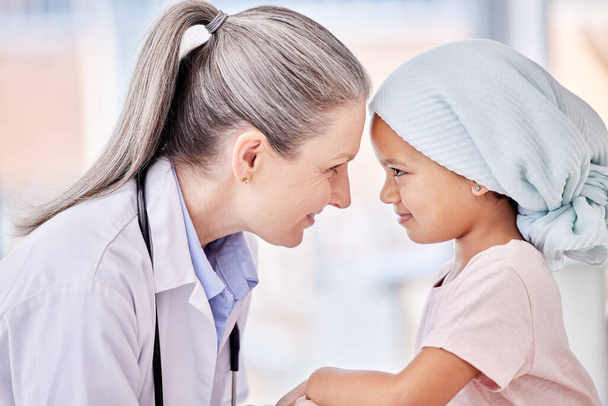 Снимок очаровательной маленькой девочки, проходящей осмотр у врача. - Фото, изображение