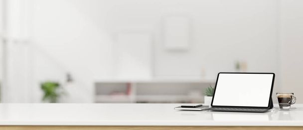 Přenosný digitální tablet bílý displej mockup s bezdrátovou klávesnicí, šálek kávy, věci a prázdné místo na stole přes rozmazané kanceláře v pozadí. 3D vykreslování, 3D ilustrace - Fotografie, Obrázek