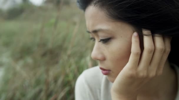 asiatische Mädchen draußen suchen unglücklich - Filmmaterial, Video